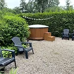 't Tjilpplekje, 4-persoons Met Prive Hottub 木屋 *