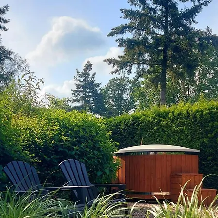 't Tjilpplekje, 4-persoons Met Prive Hottub Chalet